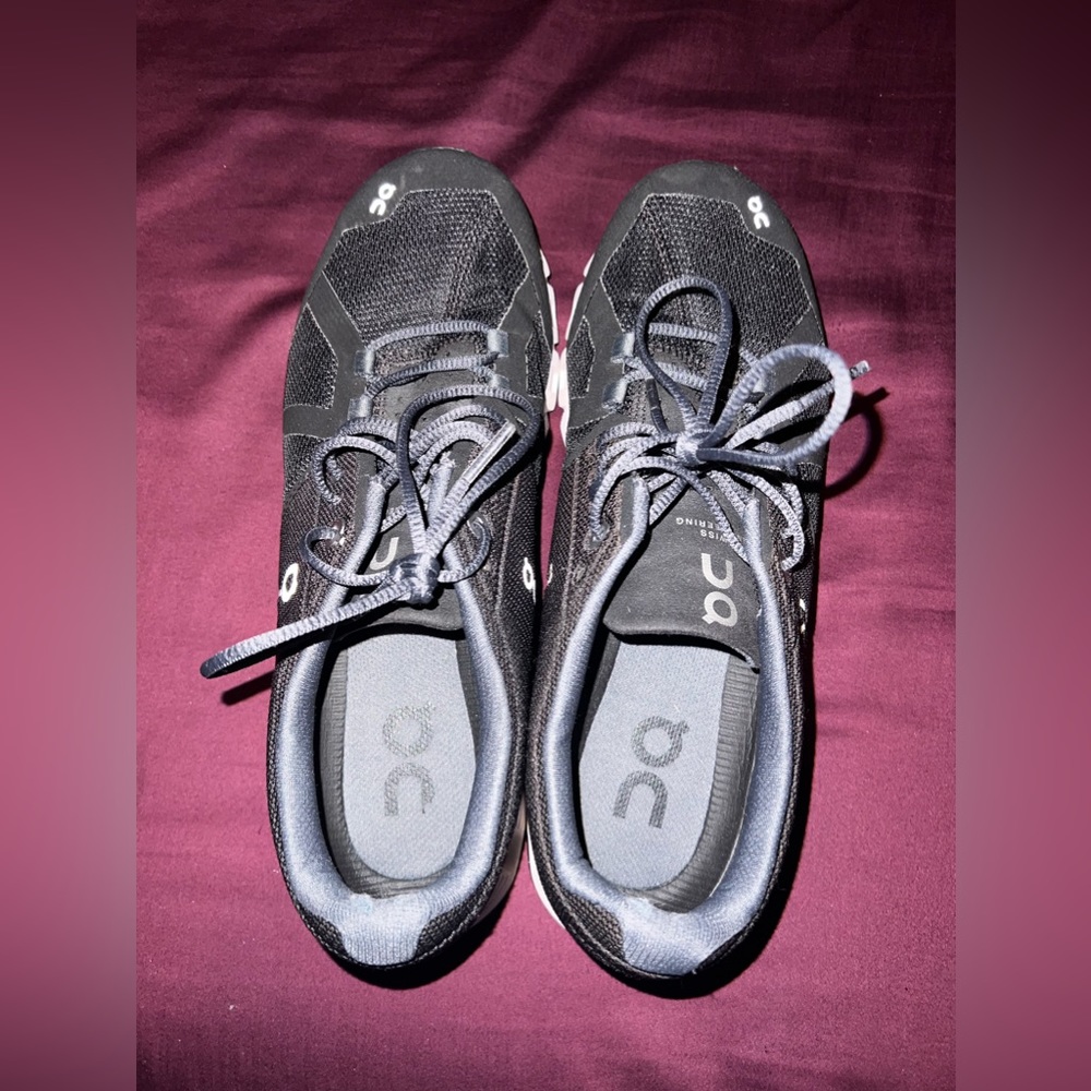 Black Oncloud tennis shoes